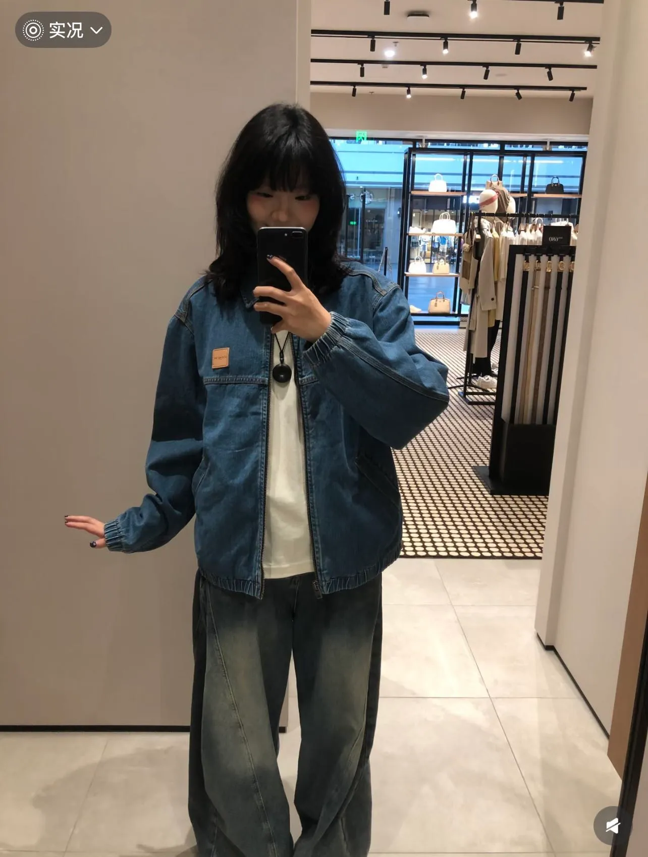 Model pictures provided New arrival in early spring! COH men's American Retro workwear Detroit washed distressed denim lapel cotton splicing zipper jacket, very Retro Blue denim, denim will never go out of style. The upper body of various experts shows how handsome he is. This style is very casual yet a bit gentlemanly. It is not so ostentatious, but the upper body makes the whole person look tall and elegant. All you need to do is wear this jacket. You don’t have to think about the overall matching, it’s casual and fashionable to wear casually. This can be worn by both men and women, and the fit is very correct. Shipped by a trading company and produced on a large assembly line, the quality is absolutely superb. The overall wiring is smooth and neat, and the inner lining is made of pure cotton, which is breathable and comfortable and has excellent skin fit. It's definitely the quality that goes in and out of the mall. The whole set of hardware is made by Koujia with logo letters. The texture of ancient silver matches the whole dress very well. The Genuine Leather leather label on the front chest is beautifully embellished. Really high quality. The shopkeeper’s own money. 🤗🤗🤗 Color: Washed Retro denim blue Size: M-XXL (equivalent to M-XXL) Fabric: Denim (Composition: Cotton) M size: Length 68CM Bust 118CM Shoulder width 53CM Sleeve length 62CM (Reference height 165-170CM Weight 110-130 catties) L size: Length: 70CM Bust 122CM Shoulder width 54CM, sleeve length 63CM (reference height 170-175CM, weight 130-150 catties) XL code: length: 72cm, bust: 126cm shoulder width: 55cm, sleeve length: 64cm (reference height 175-180CM, weight 145-165 catties) XXL code: length: 74cm, bust: 130cm, shoulder width: 56cm Sleeve length: 65cm (reference height 180-185CM, weight 165-185 catties)